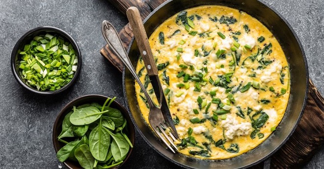 Omelette aux épinards et fromage de chèvre