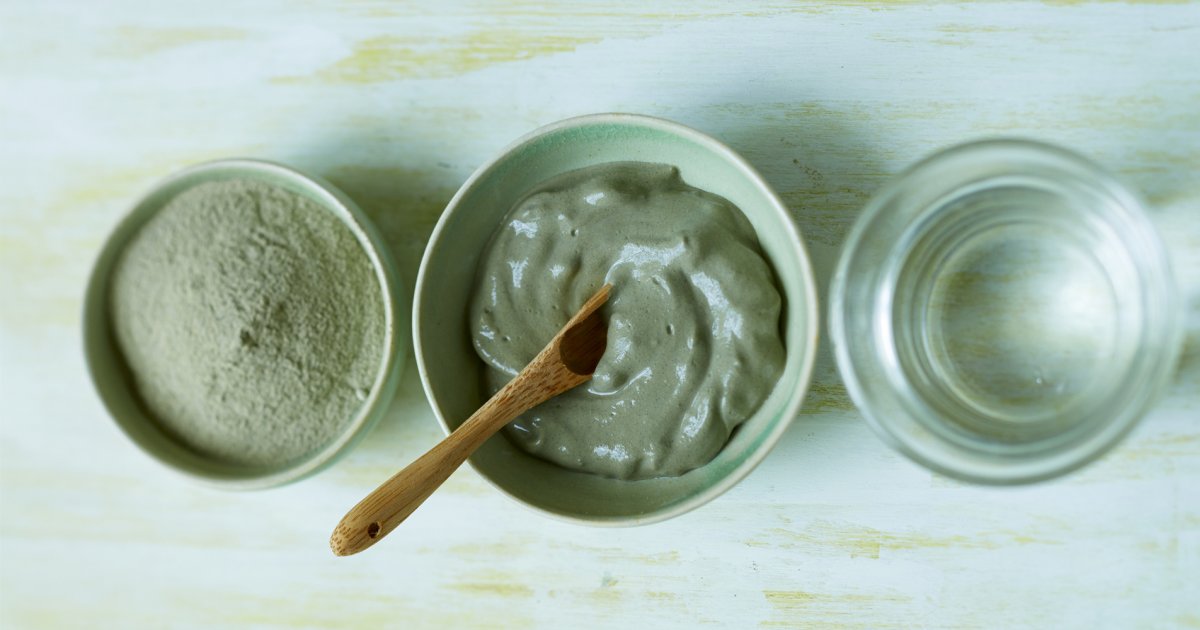 Argile verte concassée dans un contenant en verre prête à être utilisée pour un masque sur le visage