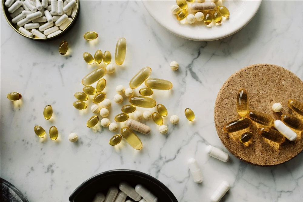 Les compléments alimentaires différents pour sportifs présenté dans des coupelles