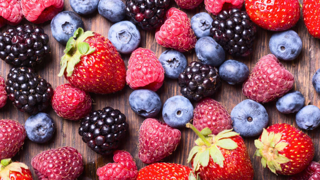 cerises, fraises, framboises et canneberges