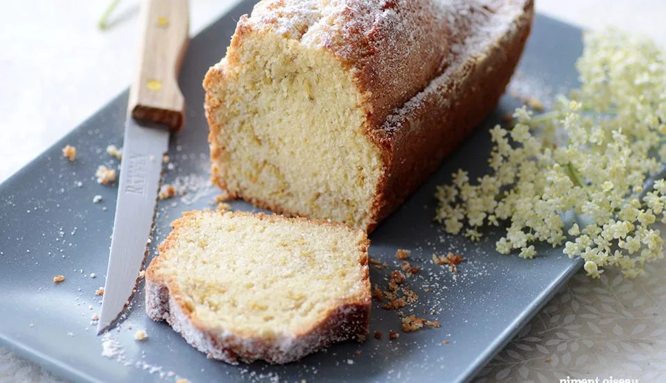 Cake au sureau :Moelleux, légèrement doré, au cœur délicatement parfumé, ce cake au sureau est une recette simple qui sublime un ingrédient d'exception. Il se déguste au goûter avec une tisane, au petit-déjeuner, ou lors d'un pique-nique en pleine nature. Une façon gourmande et naturelle de profiter du meilleur de la saison avant que les ombelles ne laissent place aux baies de l'été.