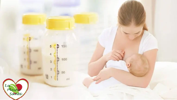 Une maman qui nourrit son enfant en lui donnant le sein pour que son bébé ait un bon bon microbiote
