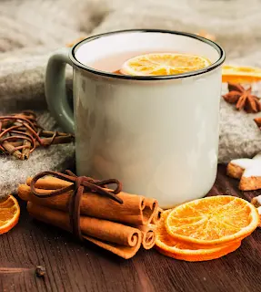Tisane prête à boire avec de la cannelle, des rondelles d'orange , un délice